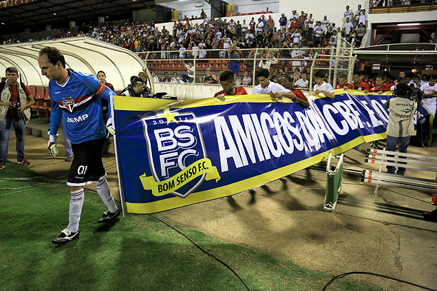 Jogadores so-paulinos e flamenguistas entram em campo com uma faixa do Bom Senso F.C. em que dizem "Amigos da CBF: cad o bom senso?"