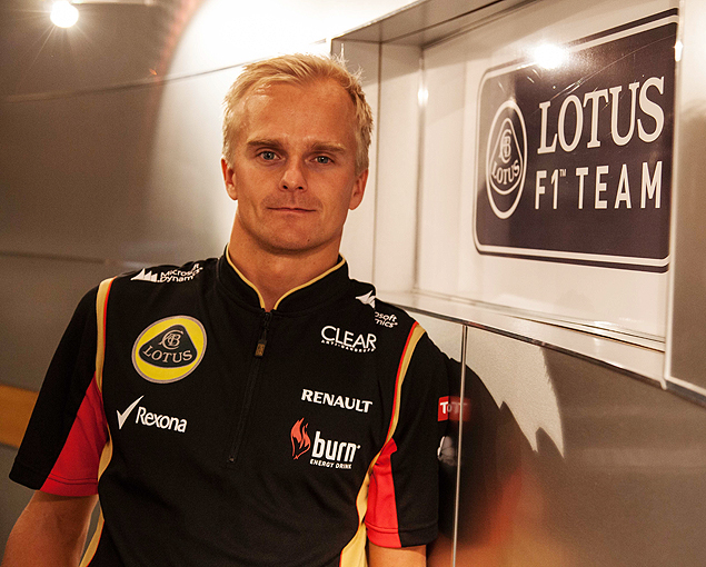 O piloto finlands Heikki Kovalainen posa para foto na Lotus