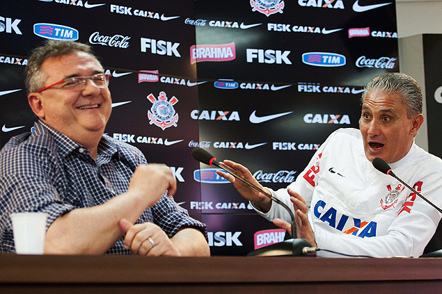 O tcnico Tite (dir.) brinca com o presidente do Corinthians, Mrio Gobbi, durante entrevista