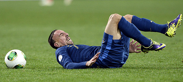 O francs Franck Ribery cai durante confronto contra a Ucrnia, em Kiev, pela repescagem europeia da Copa