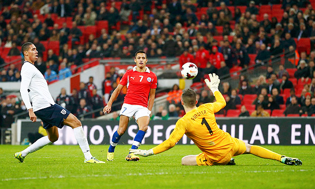 O chileno Alexis Sanchez marca seu segundo gol diante da Inglaterra, em Wembley