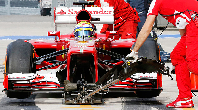 Felipe Massa aguarda liberao de funcionrio da Ferrari para ir para a pista no treino em Austin