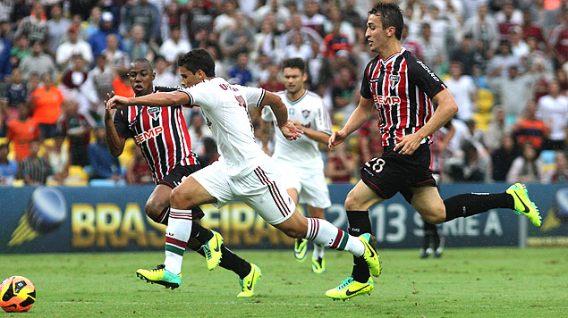 O volante Jean, do Fluminense, prepara chute no jogo diante do So Paulo