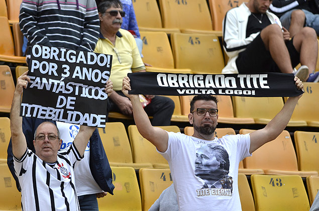 Com faixa e cartaz, torcedores corintianos agradecem ao tcnico Tite por sua segunda passagem pelo clube