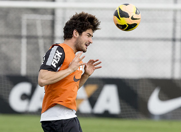 O atacante Alexandre Pato treina no CT do Corinthians