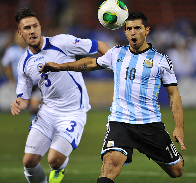 O atacante Agero (dir.), da Argentina, disputa bola com Bicakcic, da Bsnia-Herzegvina