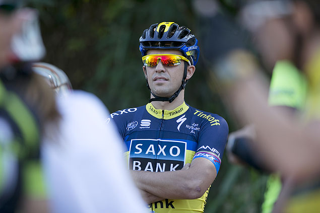 Alberto Contador aguarda para pedalar com ciclistas amadores pela Estrada dos Romeiros, no interior de So Paulo