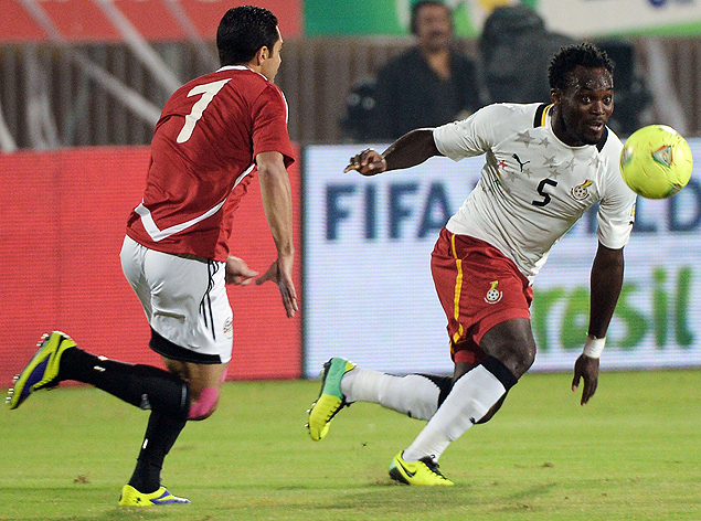 Essien (dir.), de Gana, disputa bola com Fathy, do Egito, em jogo vlido pela eliminatria africana da Copa do Mundo de 2014