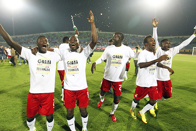 Jogadores da seleo de Gana comemoram classificao para a Copa, no Cairo (Egito)