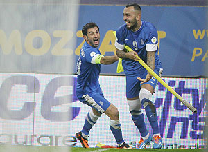 Mitroglou ( direita) e Karagounis celebram gol da Grcia