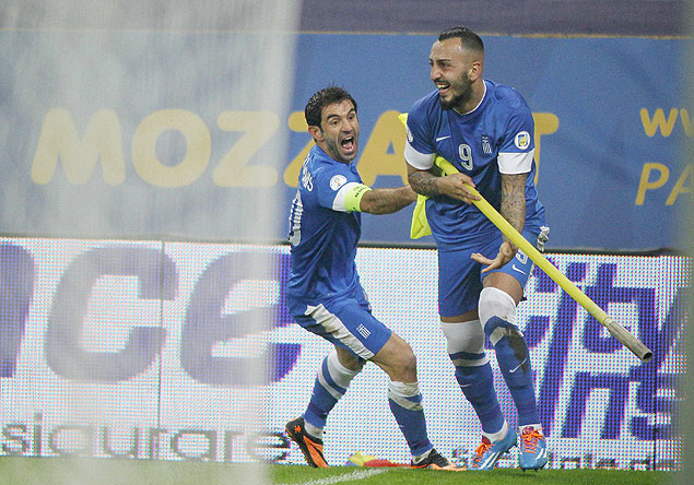 Konstantinos Mitroglou arranca poste do escanteio ao comemorar o gol da Grcia sobre a Romnia, em Bucareste