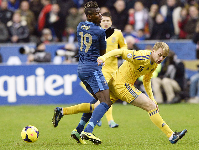 O francs Pogba ( esquerda) e o ucraniano Bezus disputam a bola no Stade de France