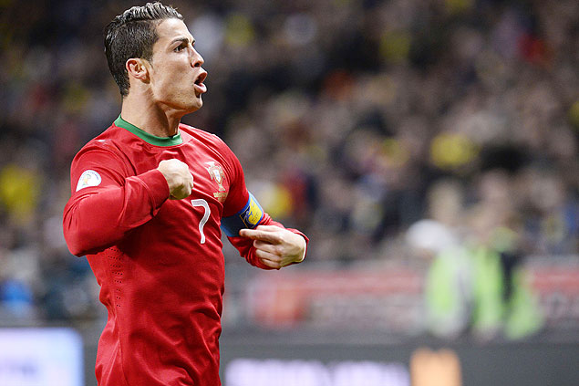 O atacante Cristiano Ronaldo comemora um gol pela seleo portuguesa