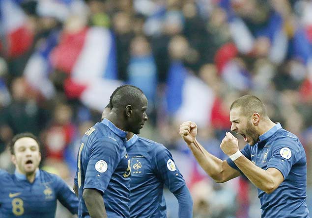 Benzema (dir.) comemora com os companheiros da seleo francesa gol sobre a Ucrnia, em Saint-Denis