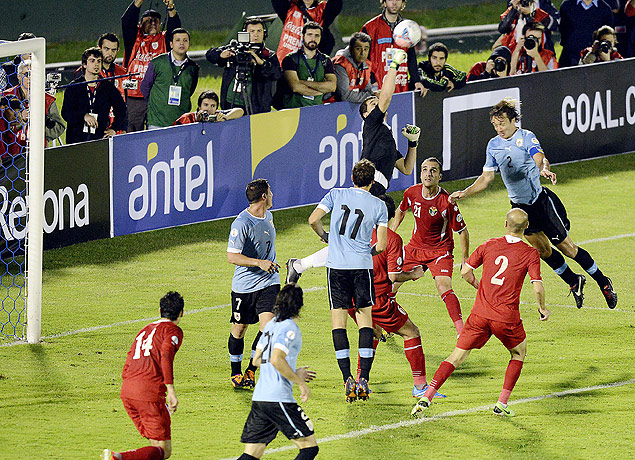 O goleiro jordaniano Shatnawi d um soco na bola durante jogo contra o Uruguai em Montevidu