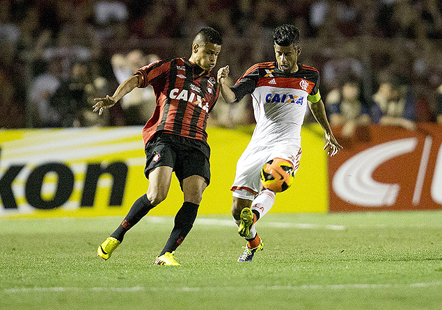 verton ( esquerda), do Atltico-PR, disputa a bola com Leonardo Moura, do Flamengo