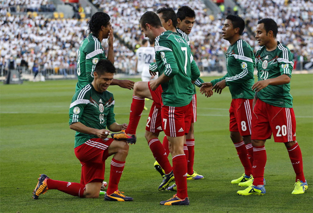 Jogadores do Mxico comemoram gol em partida das eliminatrias da Copa do Mundo de 2014 contra a Nova Zelndia 