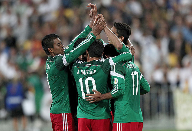 Jogadores mexicanos comemoram, durante jogo contra a Nova Zelndia pela repescagem intercontinental das eliminatrias