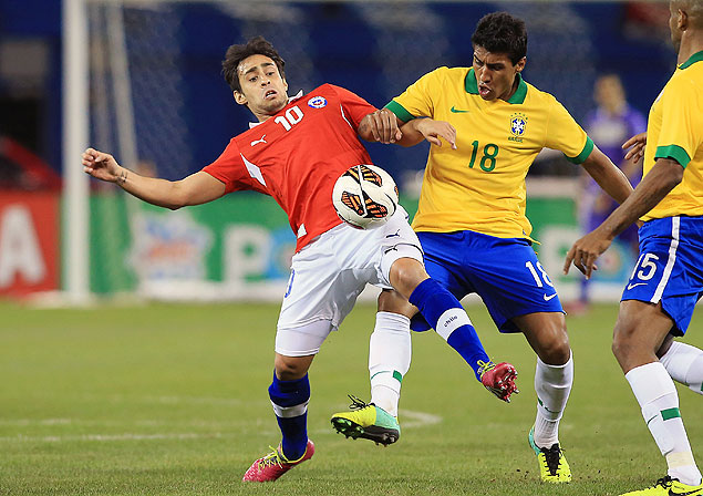 Valdivia disputa bola com Paulinho durante jogo entre Brasil x Chile