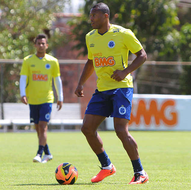 Jlio Baptista chuta a bola durante treino do Cruzeiro 