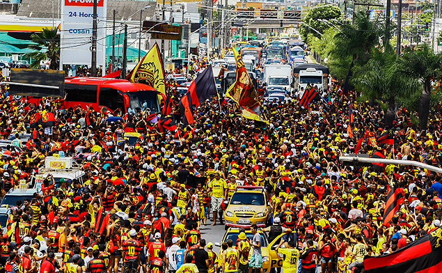 Torcedores fazem festa durante chegada do Sport no Recife