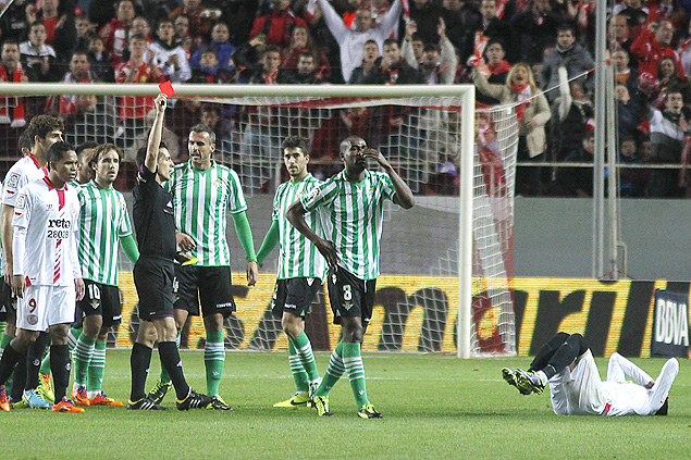 ribtro mostra carto vermelho para o zagueiro Paulo, do Betis, em jogo contra o Sevilla