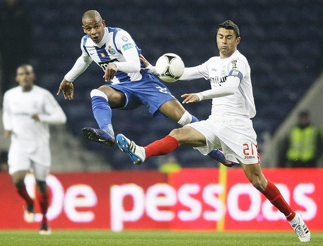 Fernando (esq.) salta ao chutar a bola durante partida do Porto