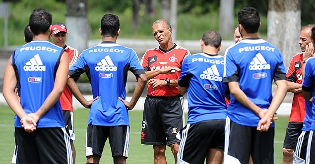 Jayme de Almeida (centro) conversa com jogadores do Flamengo em treino