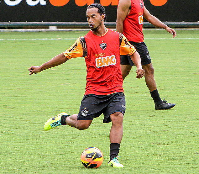 Ronaldinho durante treino do Atlético-MG desta quarta-feira