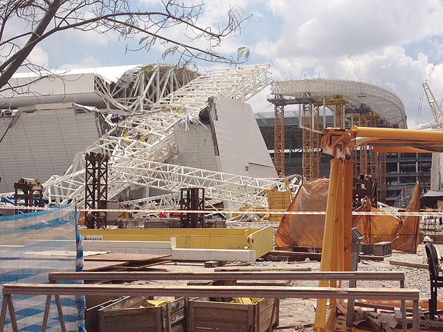 The last piece of the roof being installed at Itaquero collapsed destroying part of the bleachers of the future Corinthians stadium