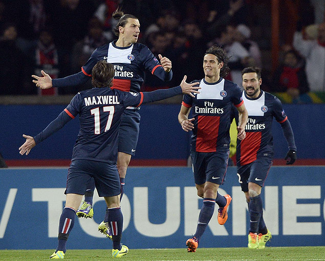 O atacante Zlatan Ibrahimovic comemora o seu gol para o PSG sobre o Olympiacos, em Paris