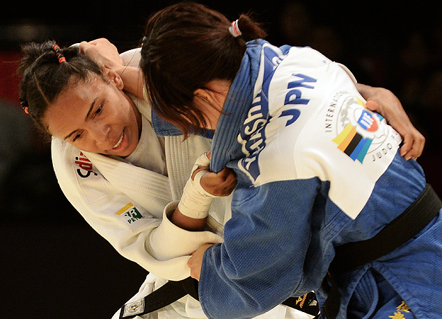 A brasileira Erika Miranda (esq.) em luta contra a japonesa Yuki Hashimoto