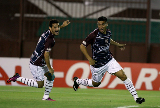 Diego Gonzles comemora seu gol na vitria do Lans contra o Libertad na semifinal da Copa Sul-Americana