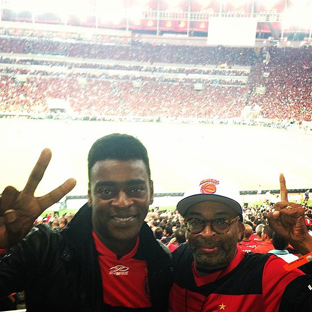 Spike Lee posta foto ao lado do cantor Seu Jorge, no Maracanã, na final da Copa do Brasil