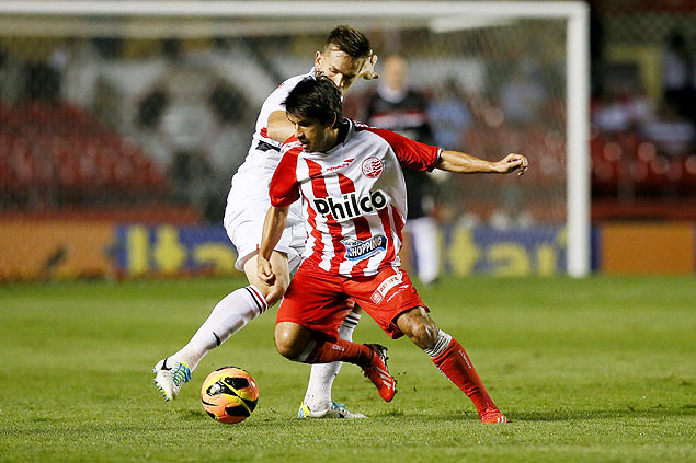 Thiago Real tenta driblar Rafael Toloi, do So Paulo, no Morumbi