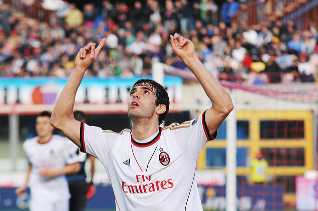 O meia Kak comemora o seu gol, o terceiro da vitria do Milan por 3 a 1 sobre o Catania