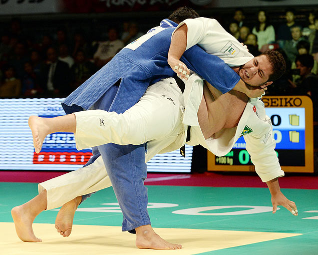 O brasileiro Rafael Silva (dir.) durante luta contra o sul-coreano Kim Sung-Min