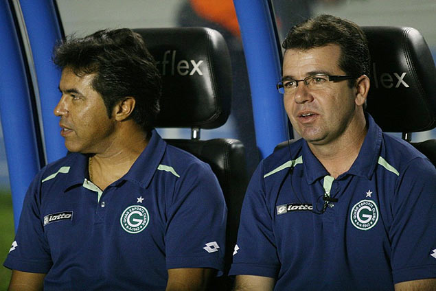 O tcnico Enderson Moreira (dir.) durante jogo do Gois no Campeonato Brasileiro