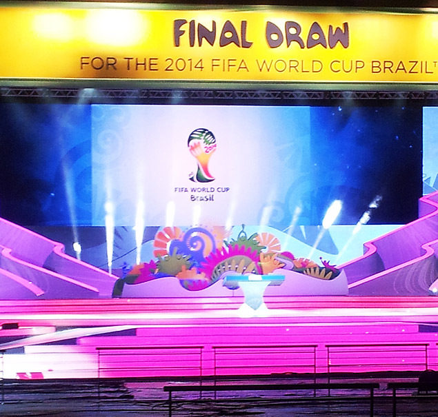Montagem do palco onde ser o sorteio dos grupos da Copa do Mundo
