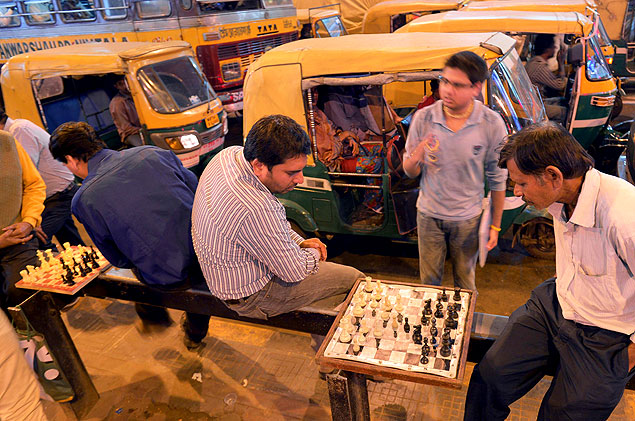 Indianos jogam xadrez numa rua de Calcut