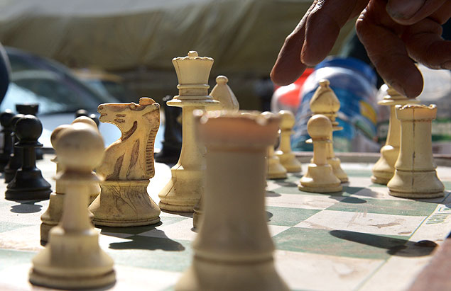 Jogador de xadrez se prepara para mexer uma das peas durante partida na ndia