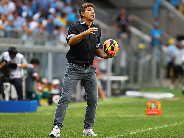 Renato Gaúcho orienta os jogadores do Grêmio em jogo do Brasileiro-2013