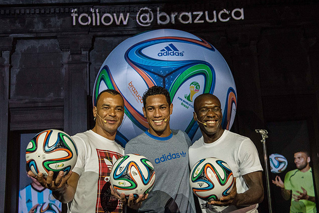 Cafu ( esquerda), Hernane e Seedorf mostram a Brazuca durante evento de lanamento da bola da Copa