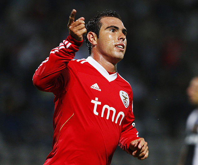 O meio-campista Bruno Csar comemora gol pelo Benfica, no Campeonato Portugus, em 2011