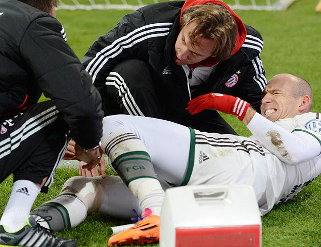 Robben  atendido pelos mdicos aps sofrer corte no joelho em jogo pela Copa da Alemanha