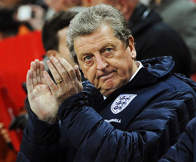 O treinador da Inglaterra, Roy Hodgson, aplaude seu time durante um amistoso contra a Alemanha