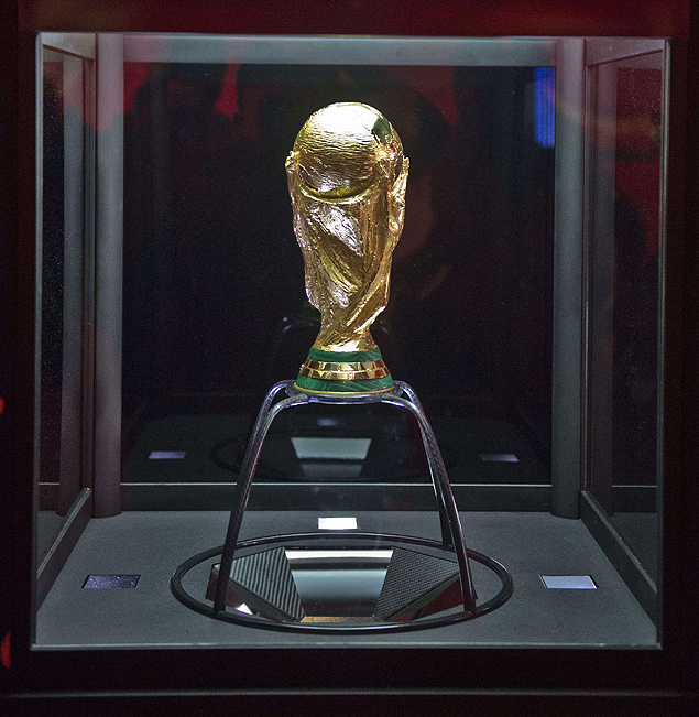 A taça da Copa do Mundo em um tour no Egito