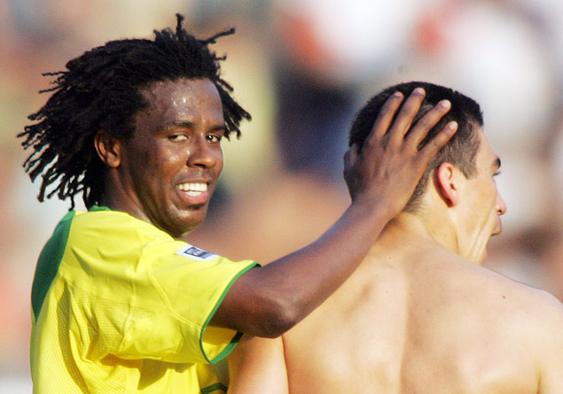 Roque Jr. comemora com Lcio ( dir) vitria contra a Alemanha pela Copa das Confederaes de 2005
