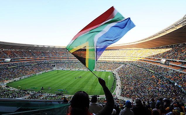 Torcedor agita uma bandeira da frica do Sul no estdio Soccer City, em Johannesburgo