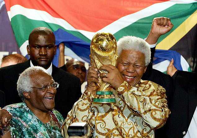 Nelson Mandela segura a taça da Copa do Mundo em foto de 2004